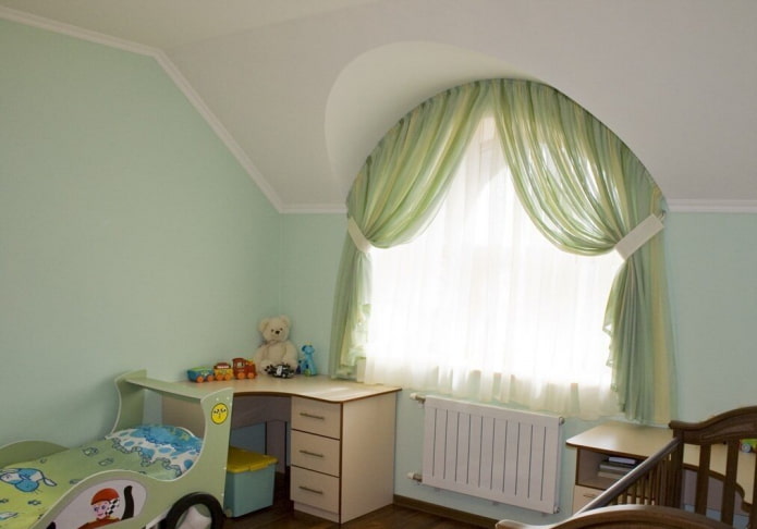 cortinas curtas em uma janela em arco