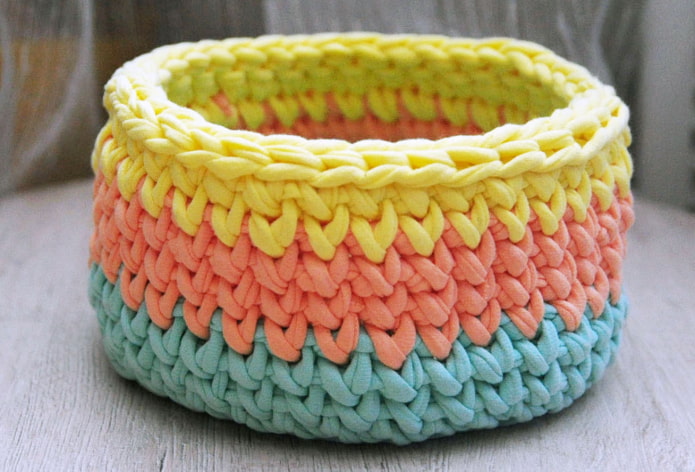 Cesta multicolorida