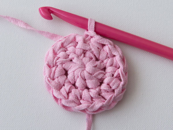 Tricote as laçadas em círculo