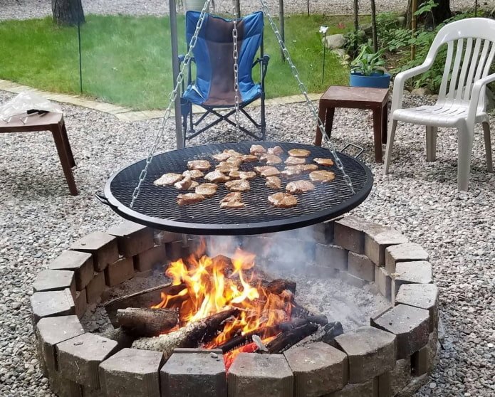 fogueira com grelha para churrasco