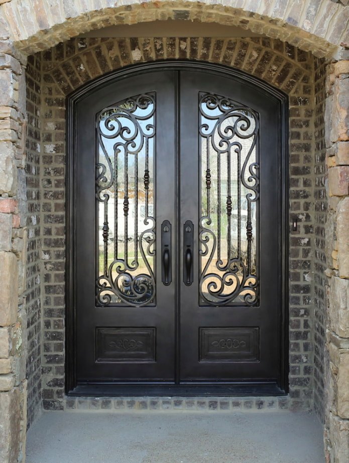 porta de entrada com ferro forjado e vidro