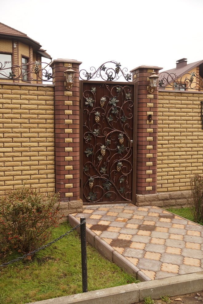 porta de metal com elementos forjados