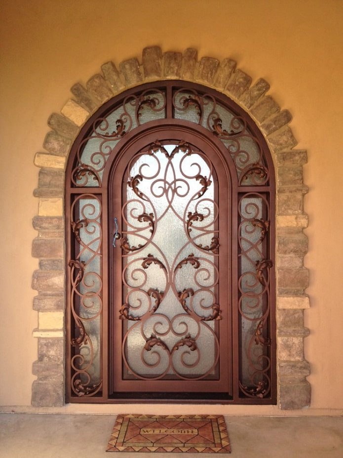 porta de entrada de metal com padrões forjados