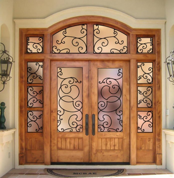 porta de entrada com ferro forjado e vidro