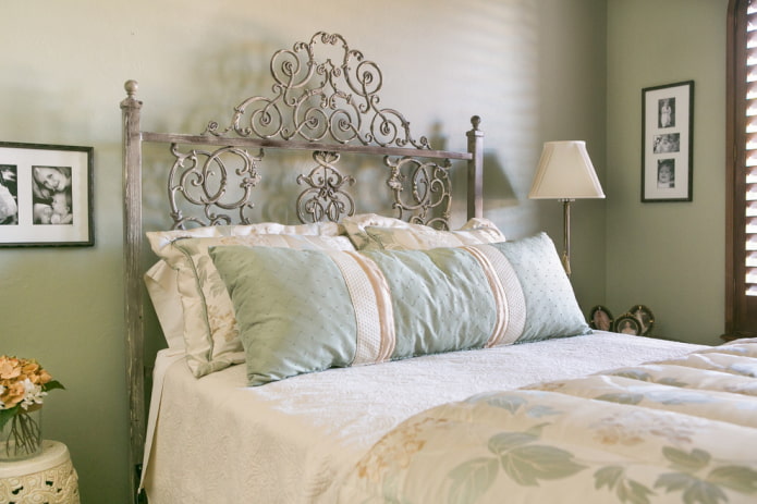 cama forjada com pátina no interior