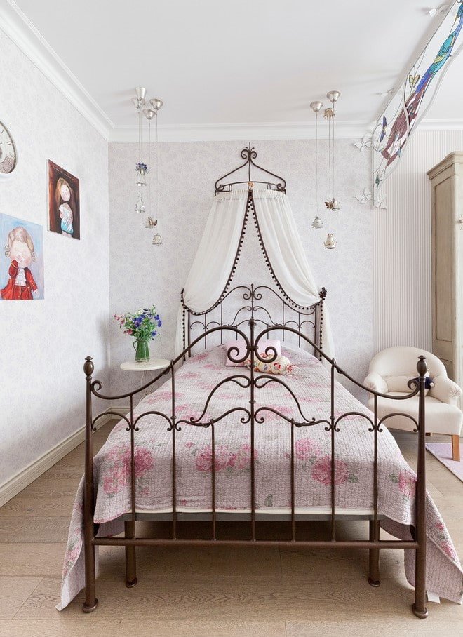 cama com forjamento de bronze
