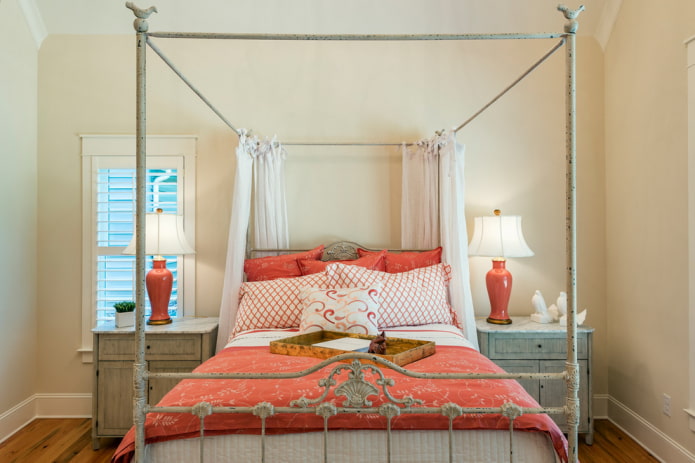 cama com forjamento antigo no interior