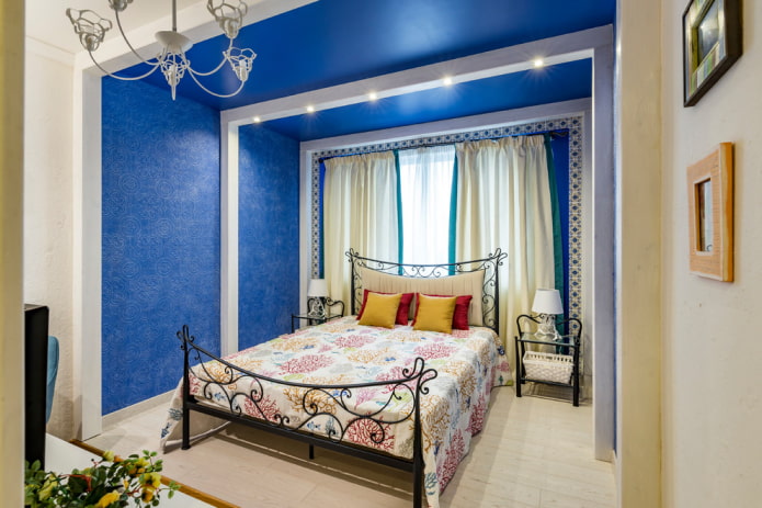cama com forjamento no interior do quarto