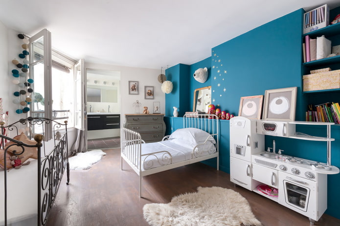 uma cama de ferro forjado em um interior infantil