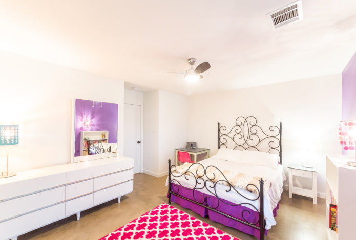 cama com forjamento no interior do quarto