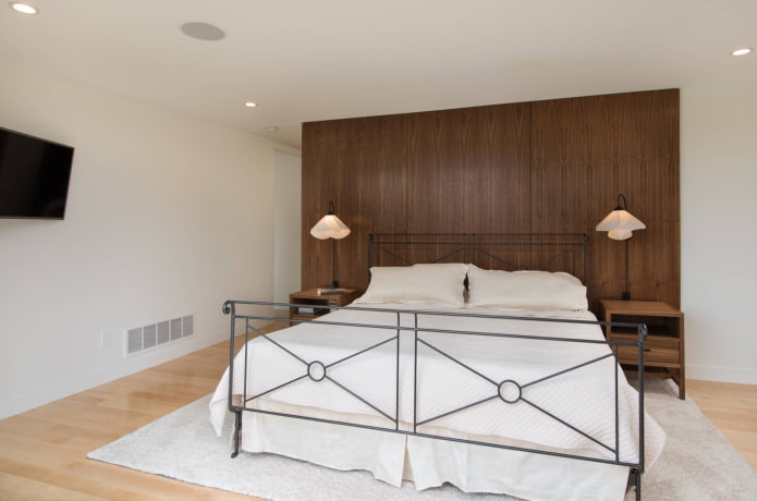 uma cama de ferro forjado em um quarto em estilo moderno