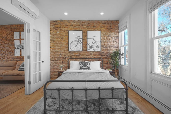 cama de ferro forjado em um quarto estilo loft