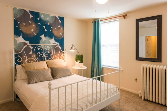 cama com forjamento no interior do quarto