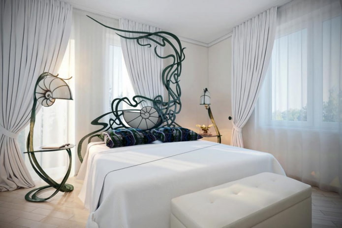 cama forjada no quarto no estilo Art Nouveau