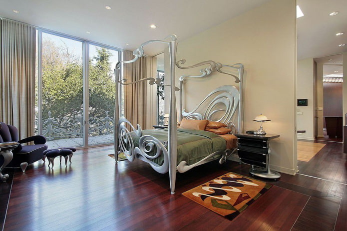cama forjada no quarto no estilo Art Nouveau