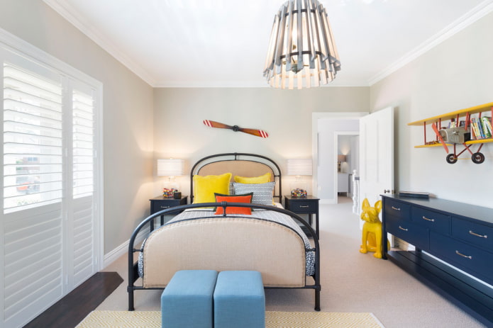 cama de ferro forjado com estofamento decorativo