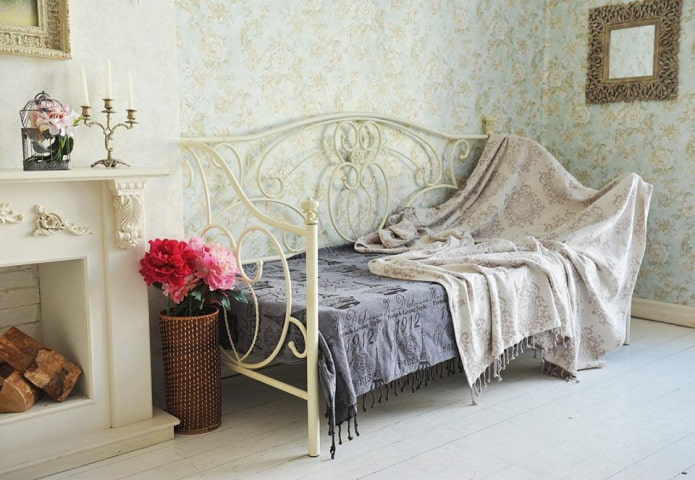 cama de canto de ferro forjado no interior