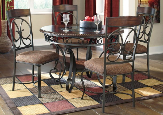 mesa de jantar forjada no interior