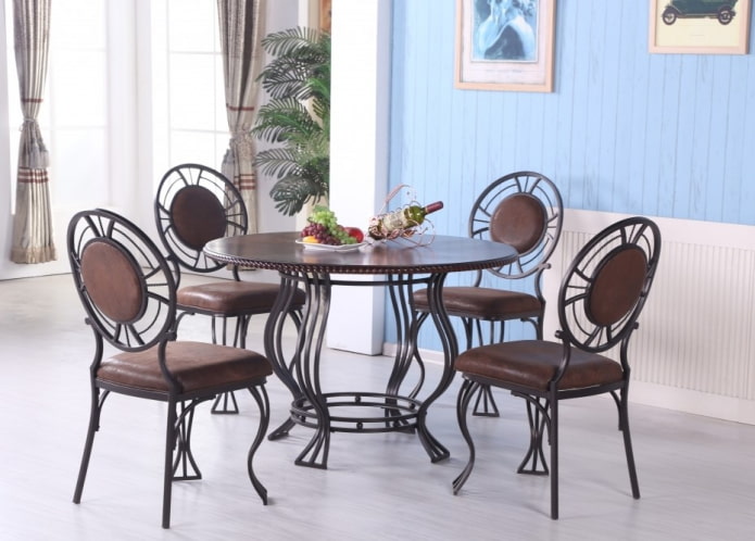mesa de jantar forjada no interior