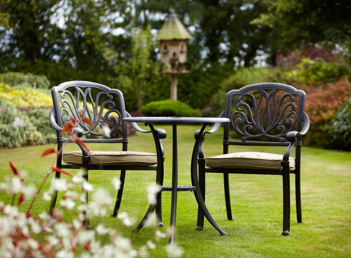 mesa de jardim forjada no exterior