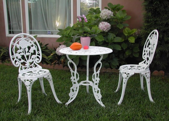 mesa forjada com recortes no exterior