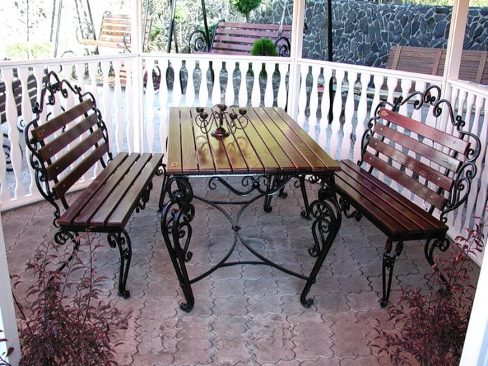 mesa externa forjada no gazebo