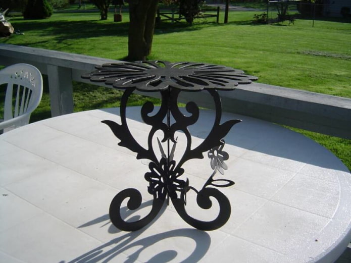 mesa figurada forjada no exterior