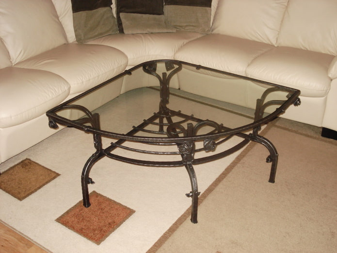 mesa de canto forjada no interior