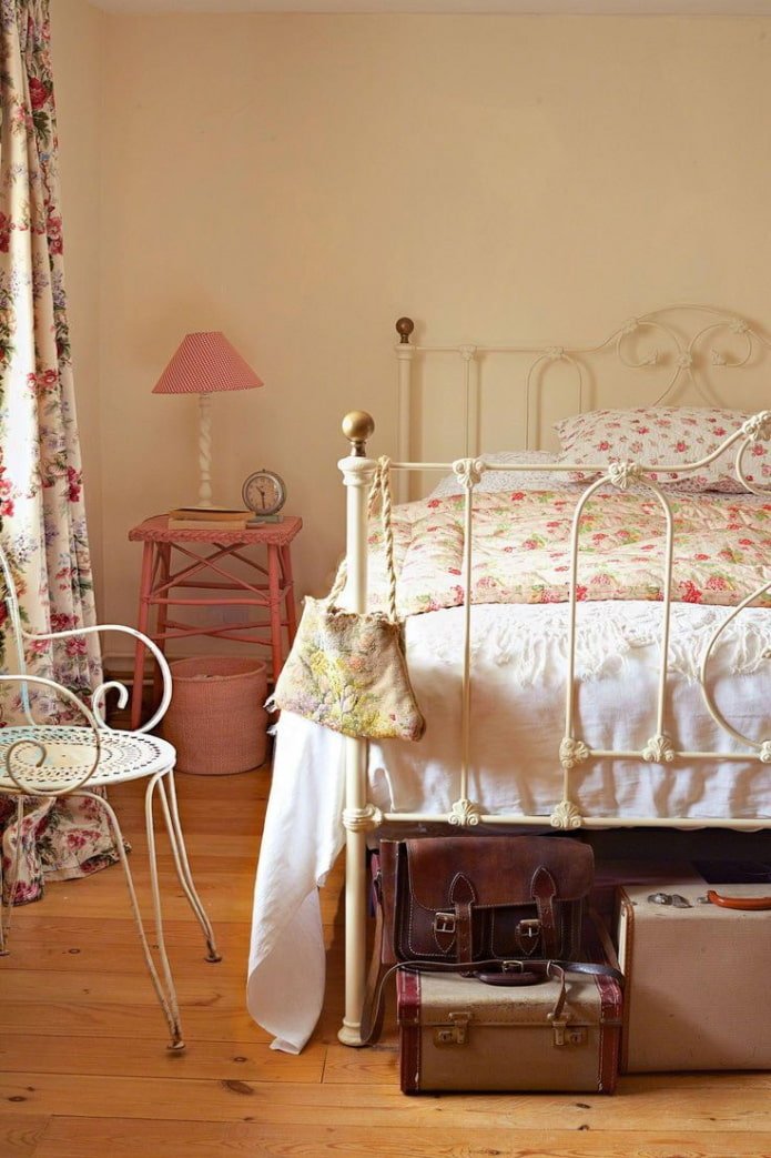 cama forjada no estilo provençal