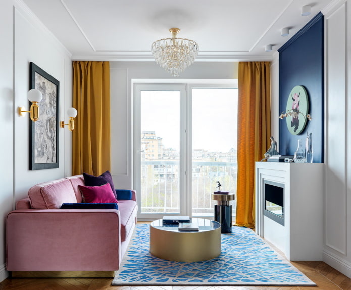 sala de estar em um apartamento com lareira