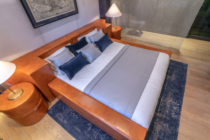 Interior do quarto com carpete