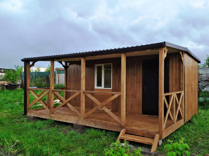 uma lavanderia com terraço