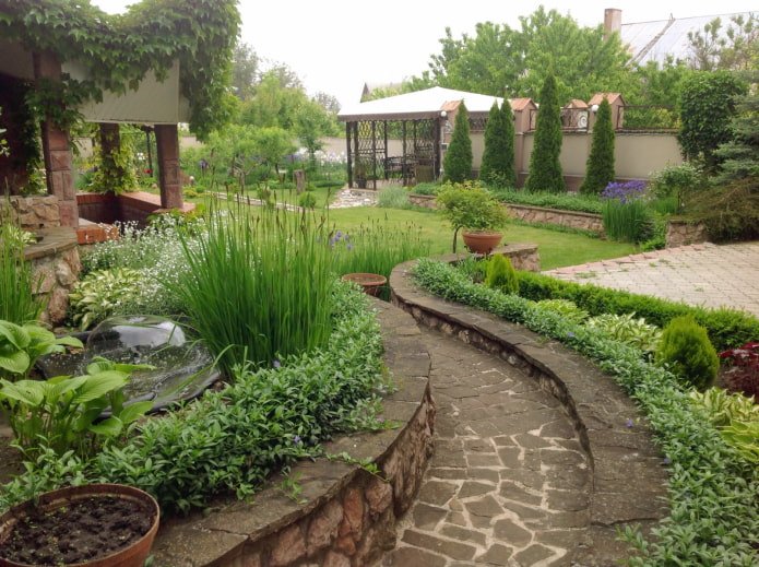Um jardim decorado com pedras