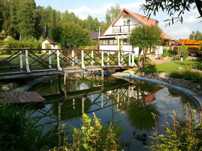 Terreno com lago e ponte