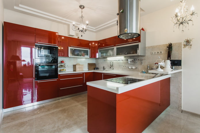 interior da cozinha em tons de vermelho