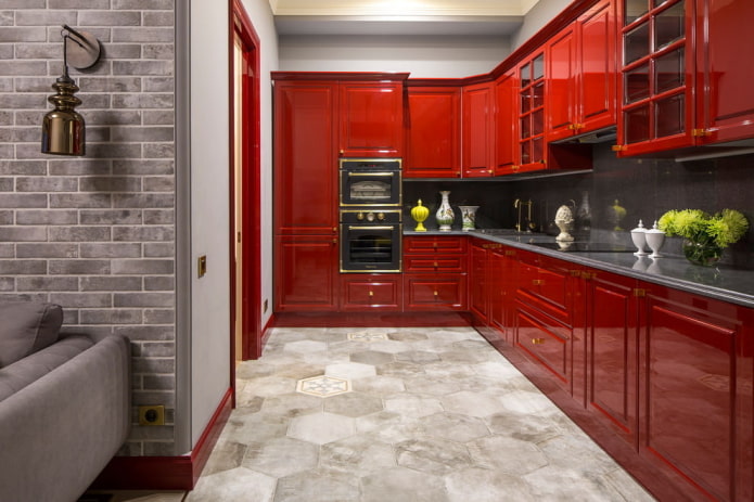 interior da cozinha em tons de cinza e vermelho