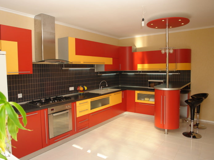 interior da cozinha em tons de amarelo e vermelho