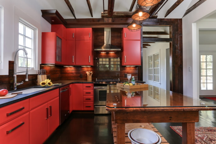 interior da cozinha em tons de marrom-avermelhado
