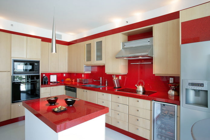 interior da cozinha em tons de vermelho e bege