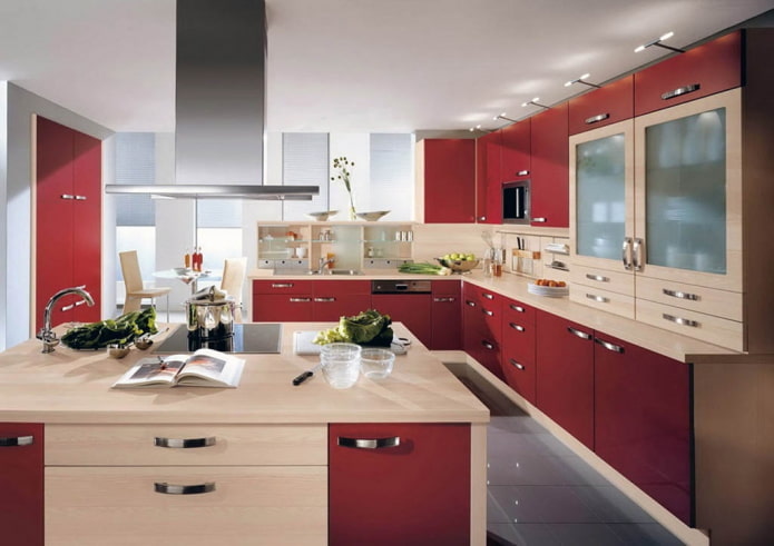interior da cozinha em tons de vermelho e bege