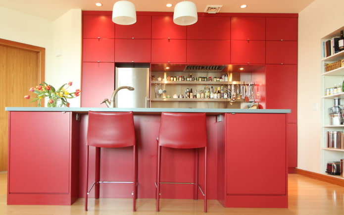 interior da cozinha em tons de vermelho