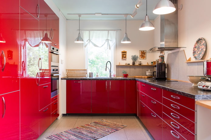 interior de uma cozinha pequena em tons de vermelho