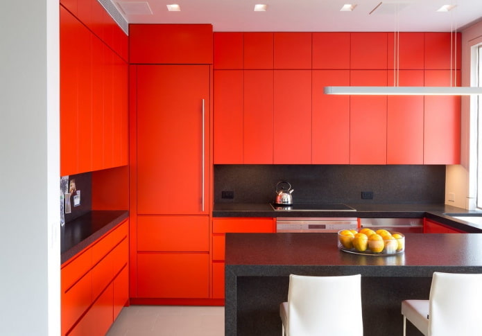 interior da cozinha em tons de vermelho