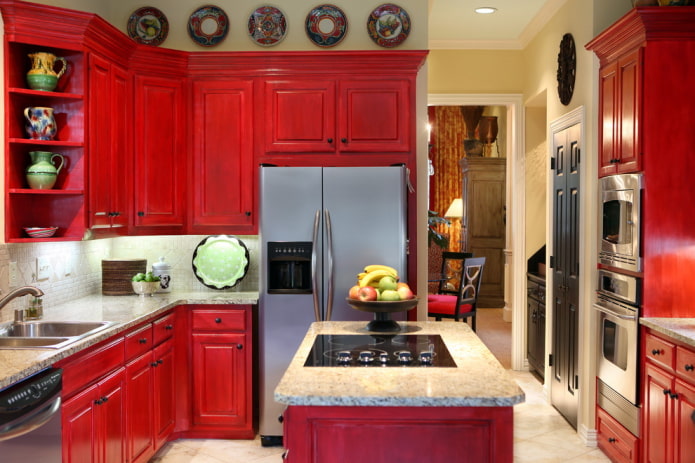 interior de uma pequena cozinha em tons de vermelho