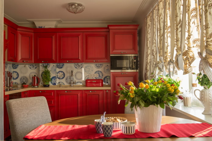 interior de uma cozinha pequena em tons de vermelho