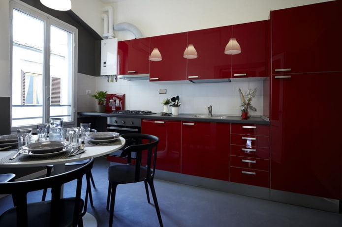 interior da cozinha em tons de vermelho