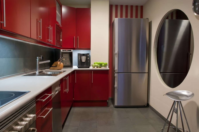 interior de uma pequena cozinha em tons de vermelho
