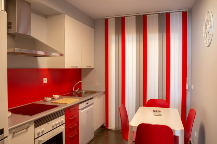 cortinas no interior da cozinha em tons de vermelho