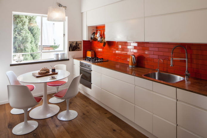 interior da cozinha com detalhes em vermelho