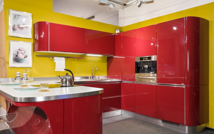 interior de cozinha em tons amarelo-avermelhados